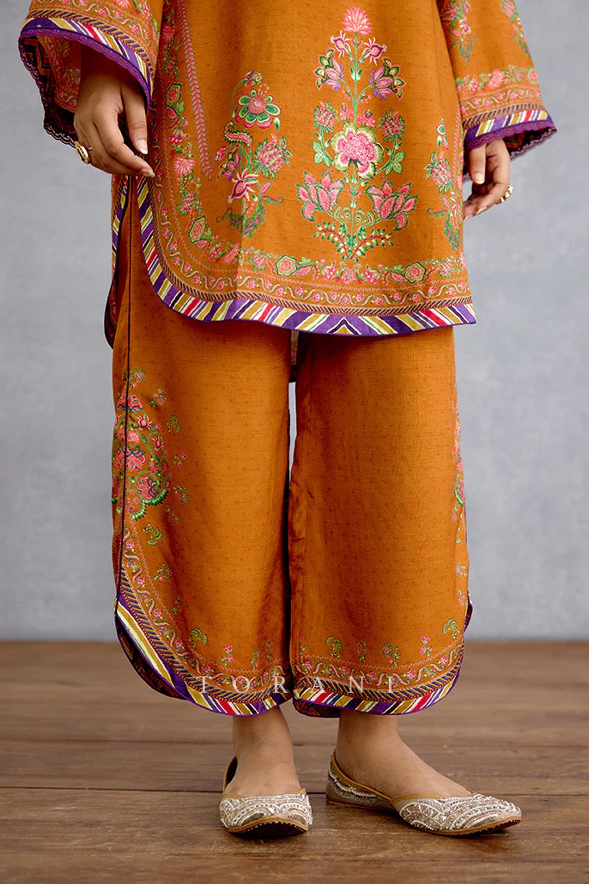 Komudika Aadhavi Kurta Set