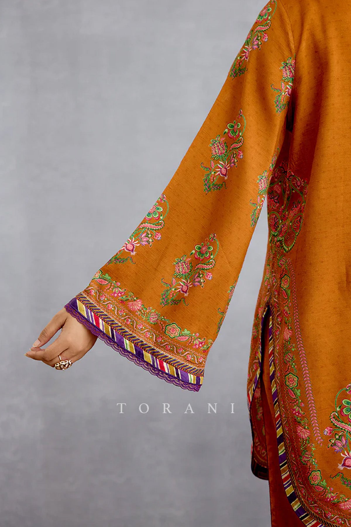 Komudika Aadhavi Kurta Set