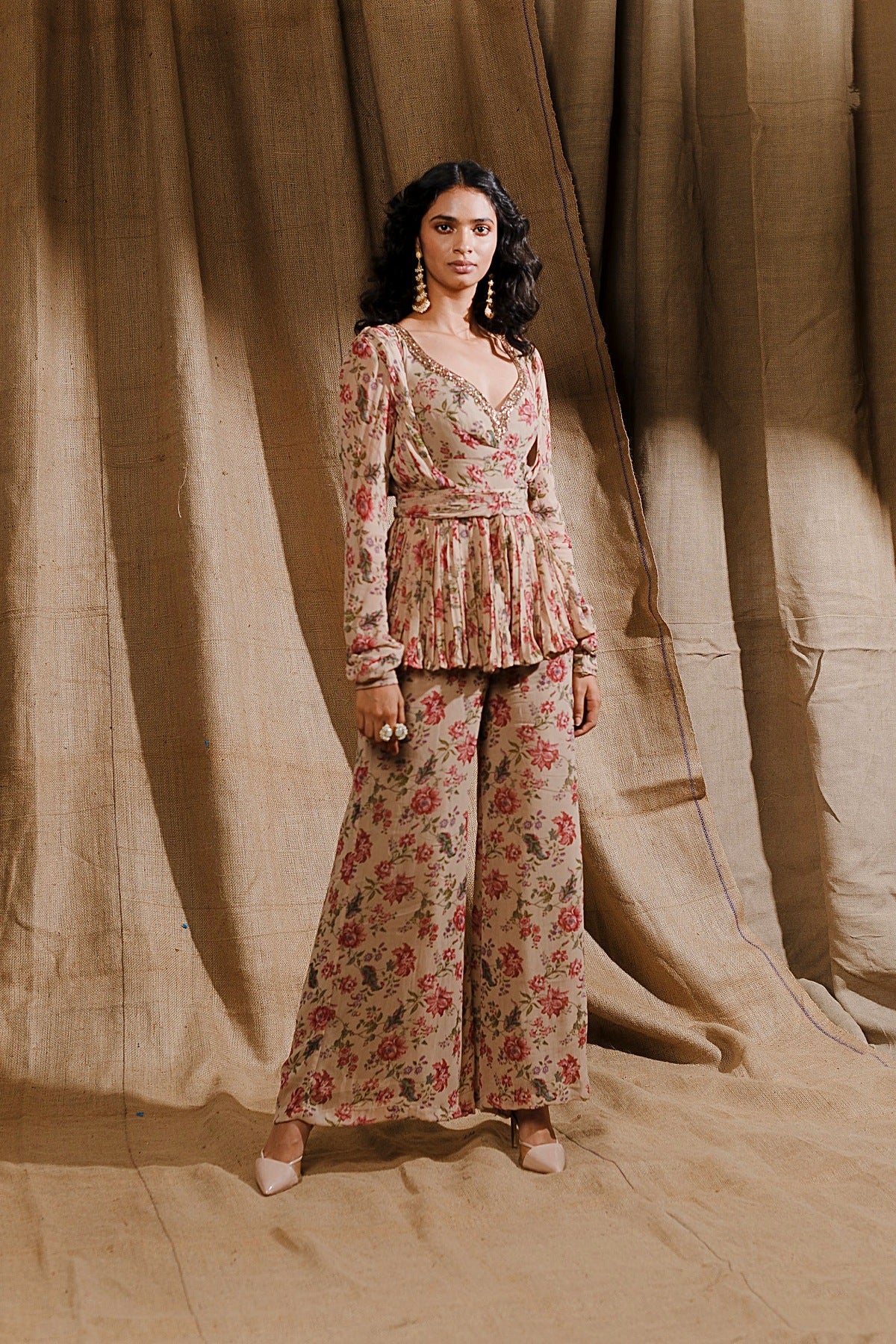 Women Beige Floral Printed Kurti With Straight Pant