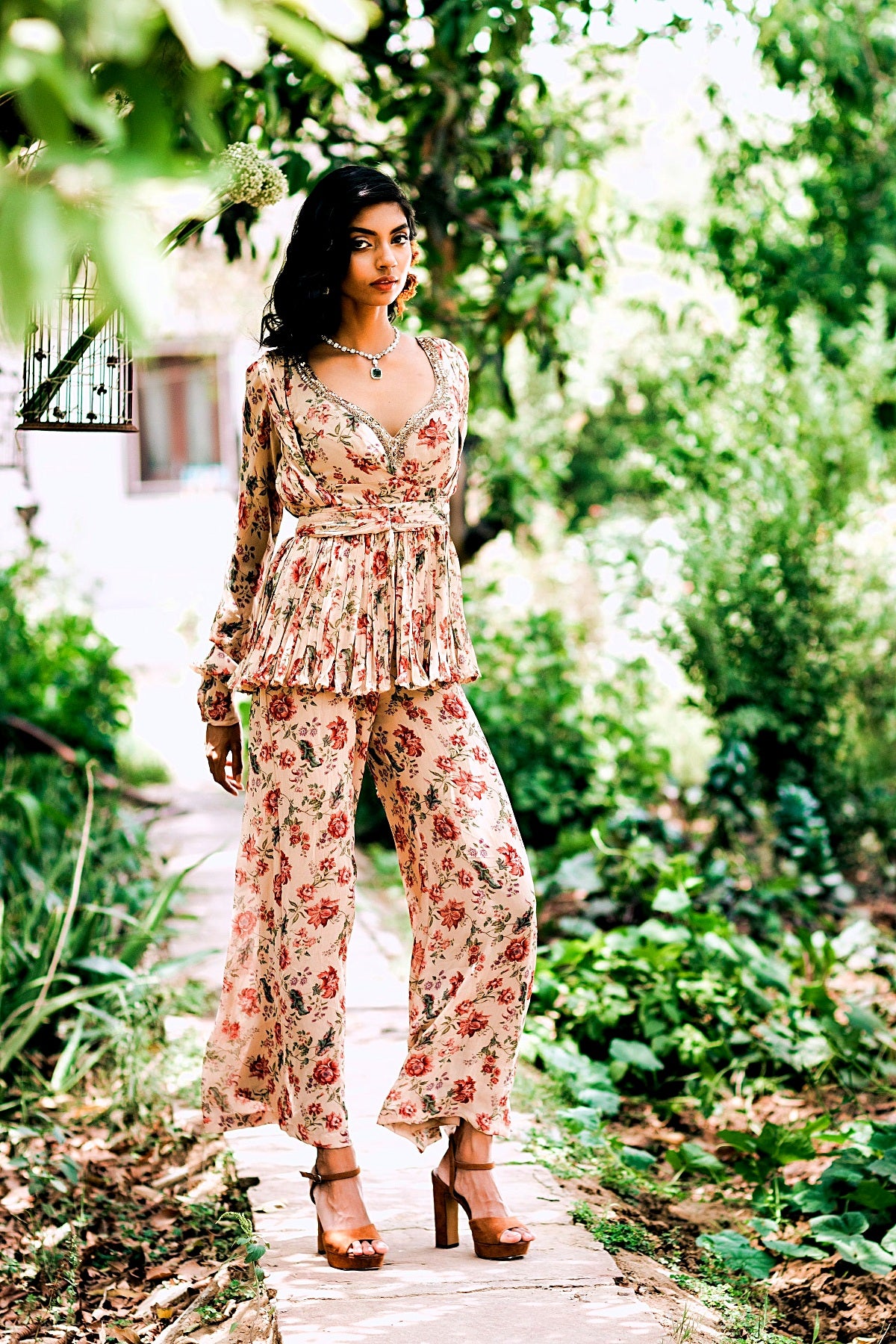 Women Beige Floral Printed Kurti With Straight Pant