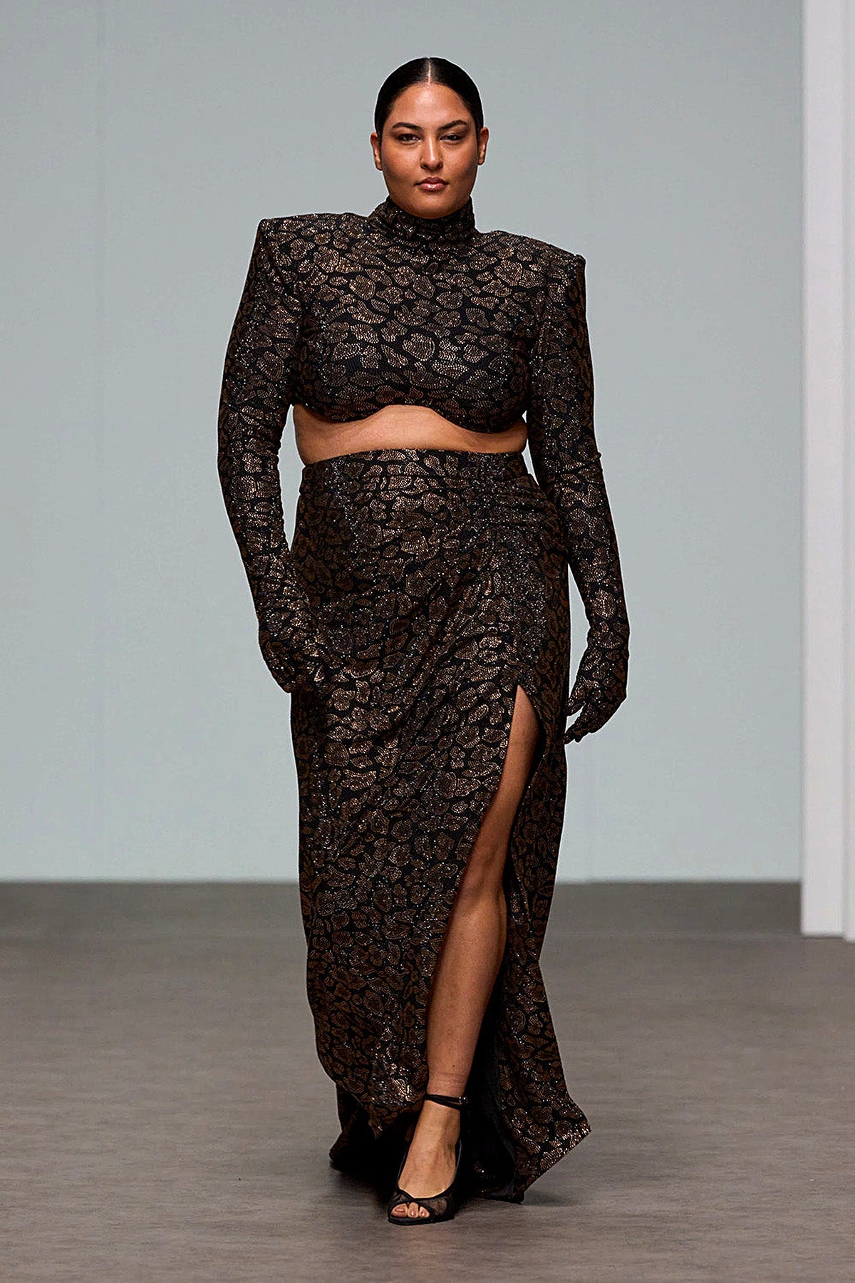 Sakshi Leopard Skirt And Top With Gloves
