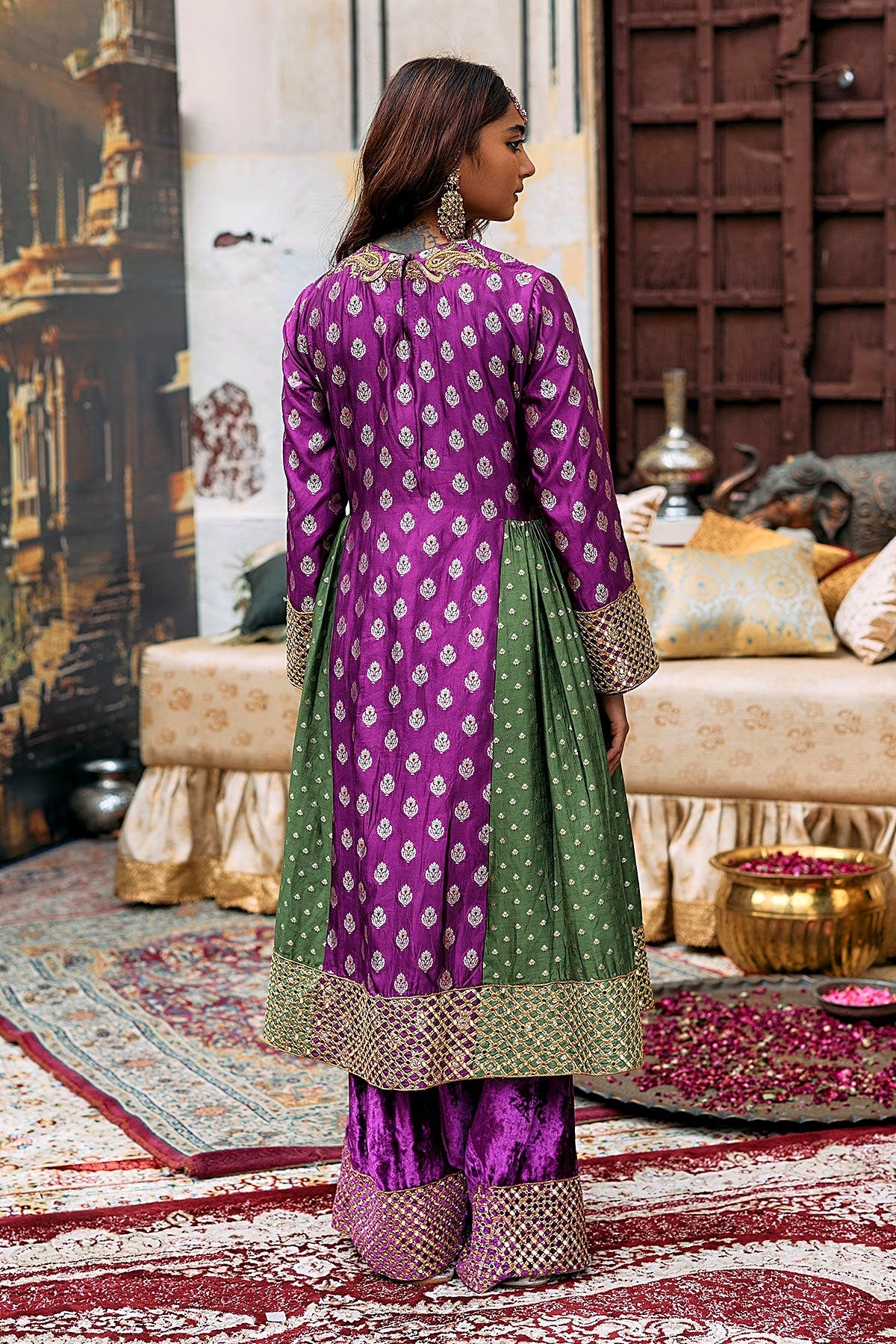 Kamandalu Suit