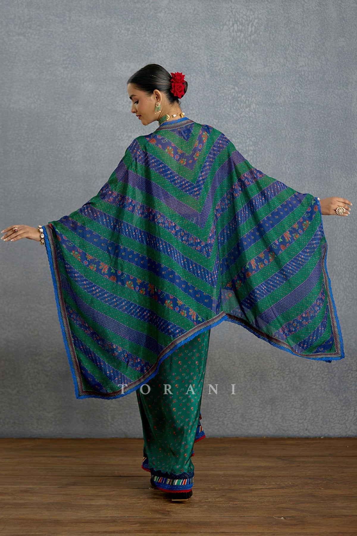 Mayurakshi Neelrang Cape Set