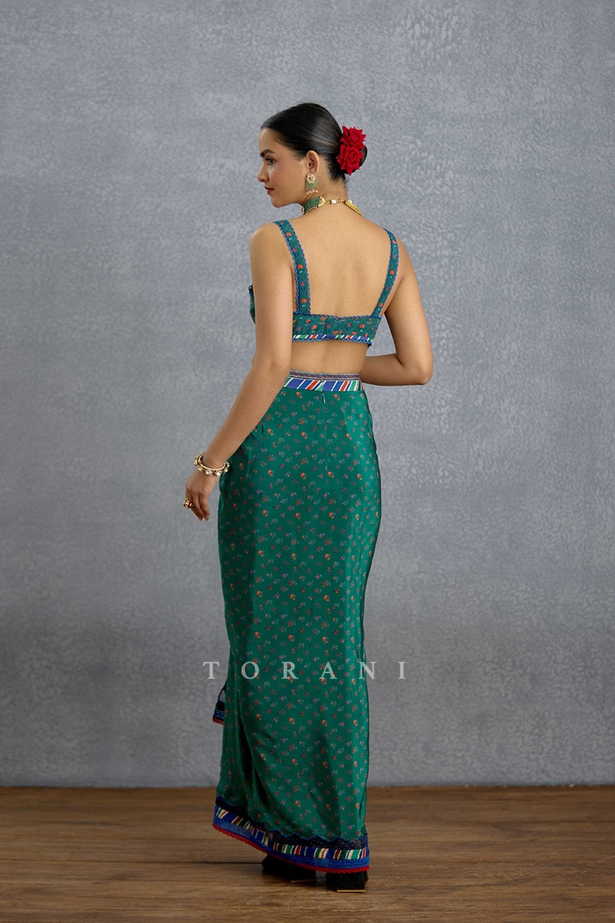 Mayurakshi Neelrang Cape Set