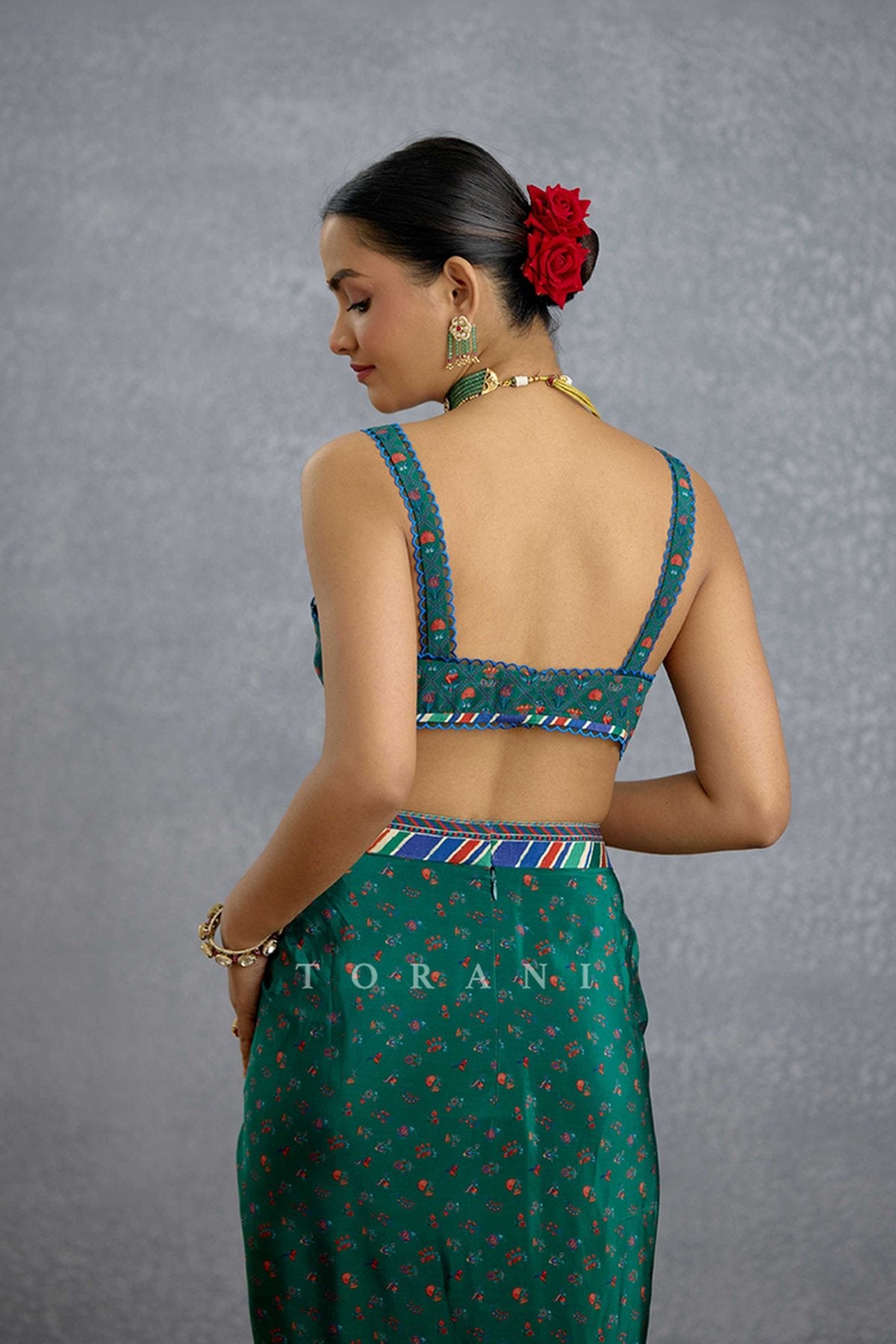 Mayurakshi Neelrang Cape Set