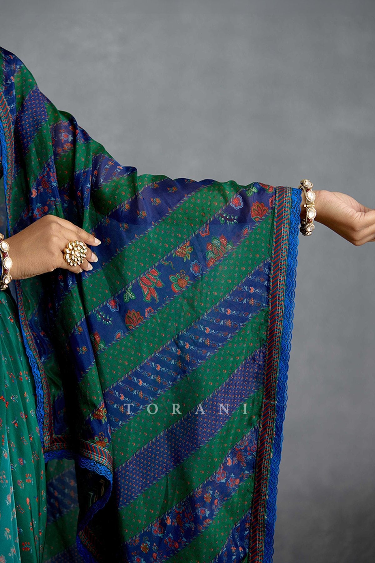 Mayurakshi Neelrang Cape Set