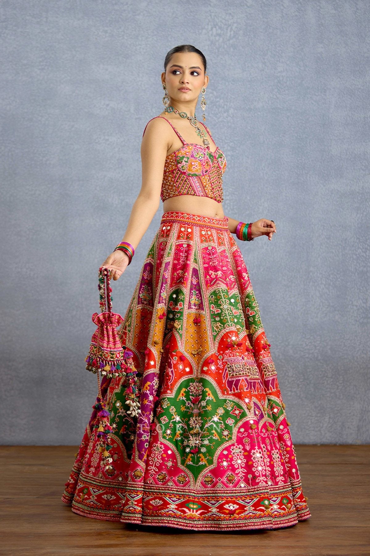 Rangili Dhruvi Drashti Patola Potli