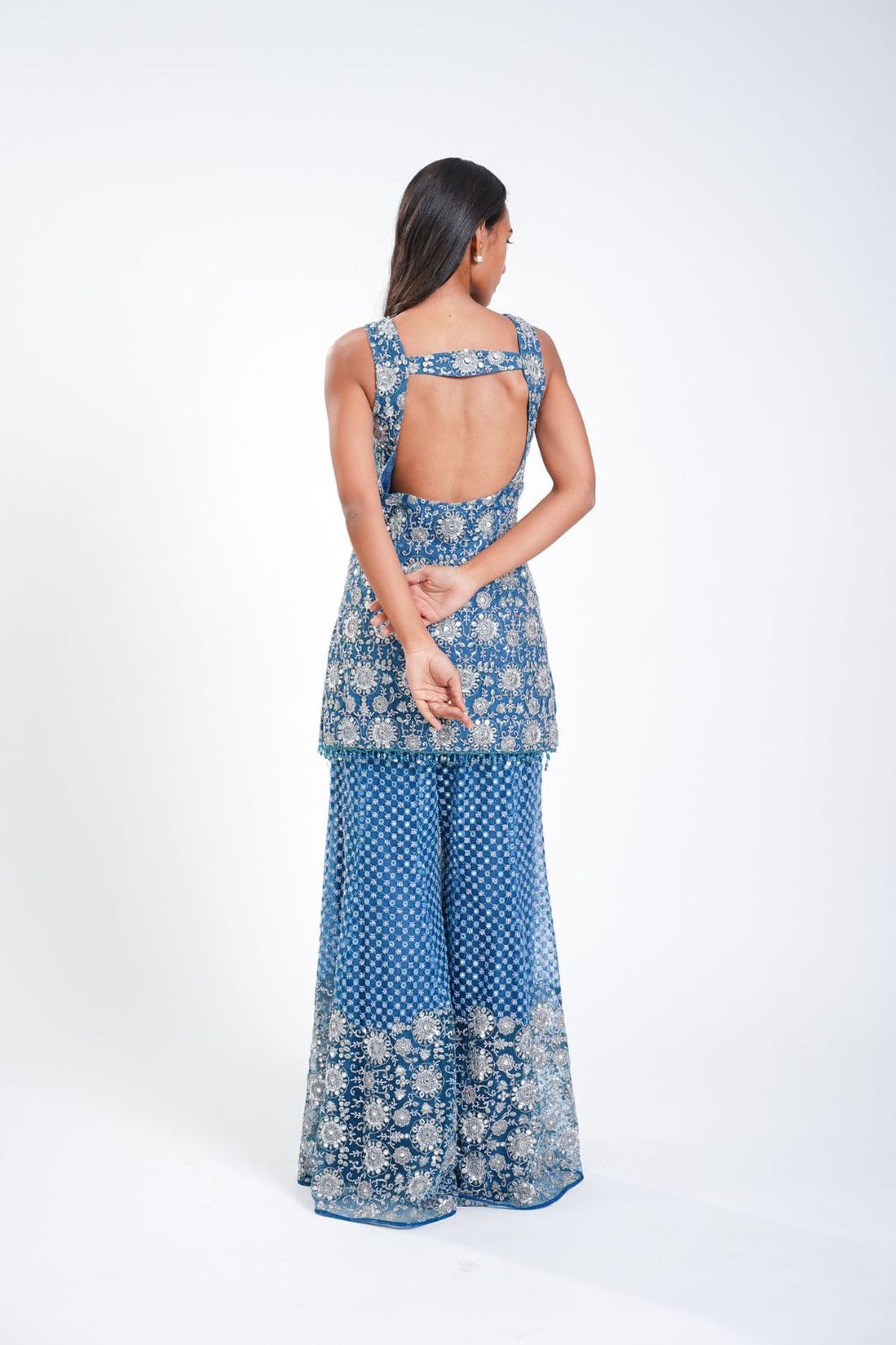 SLEEVELESS BACKLESS TUNIC