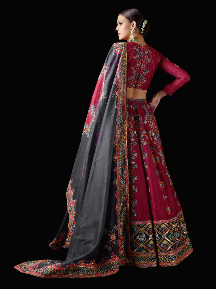 Surkh Lehenga