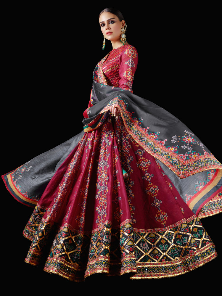 Surkh Lehenga