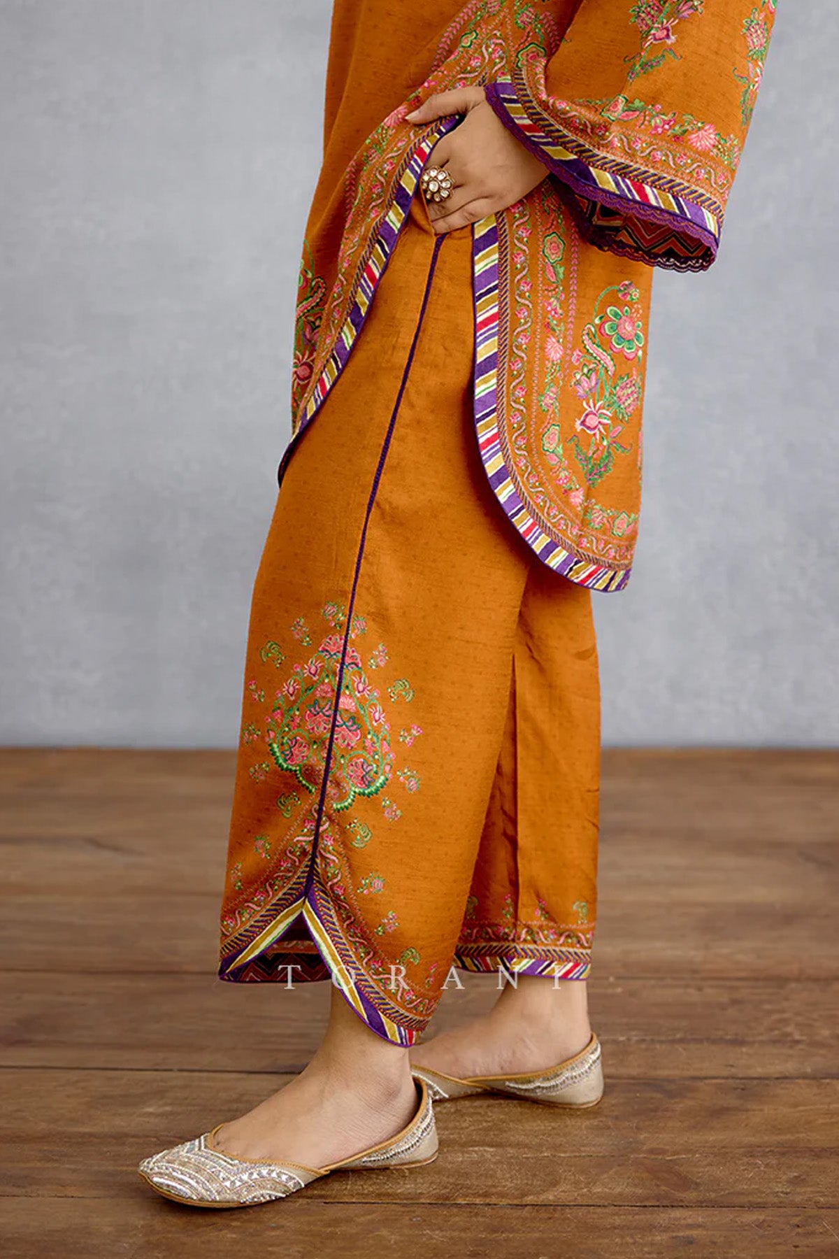 Komudika Aadhavi Kurta Set