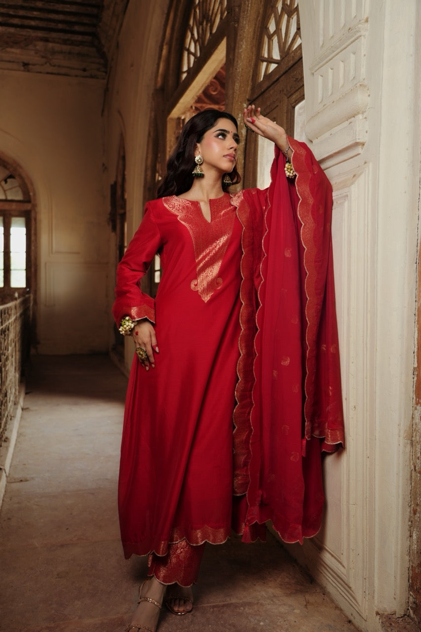 THE LAAL NAUBAHAAR SUIT