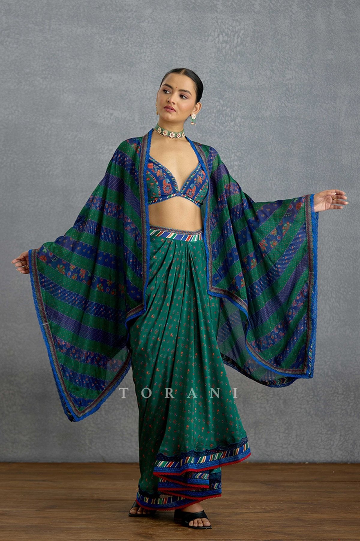 Mayurakshi Neelrang Cape Set