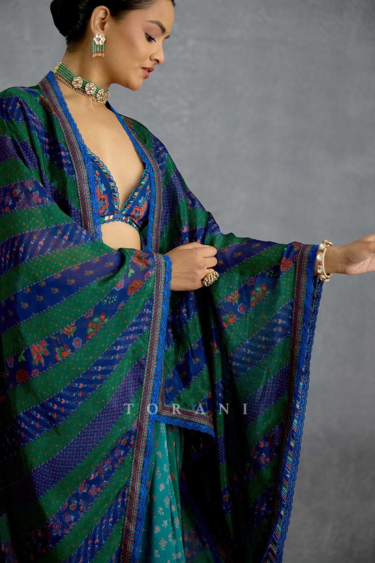 Mayurakshi Neelrang Cape Set