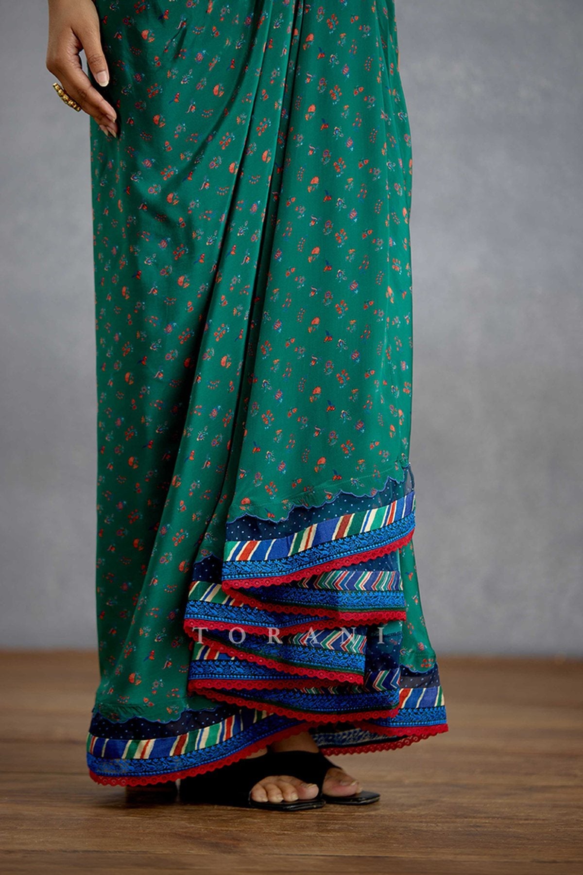 Mayurakshi Neelrang Cape Set