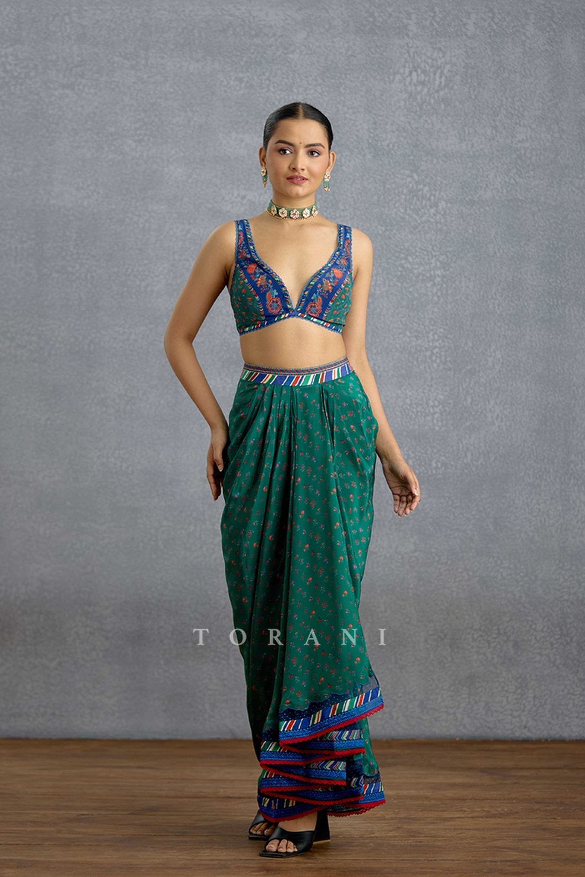 Mayurakshi Neelrang Cape Set