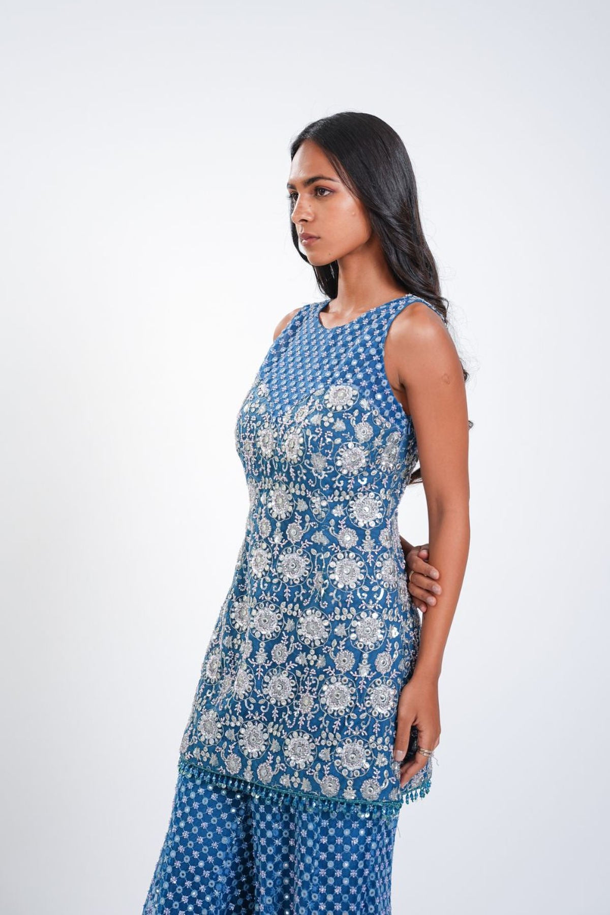 SLEEVELESS BACKLESS TUNIC